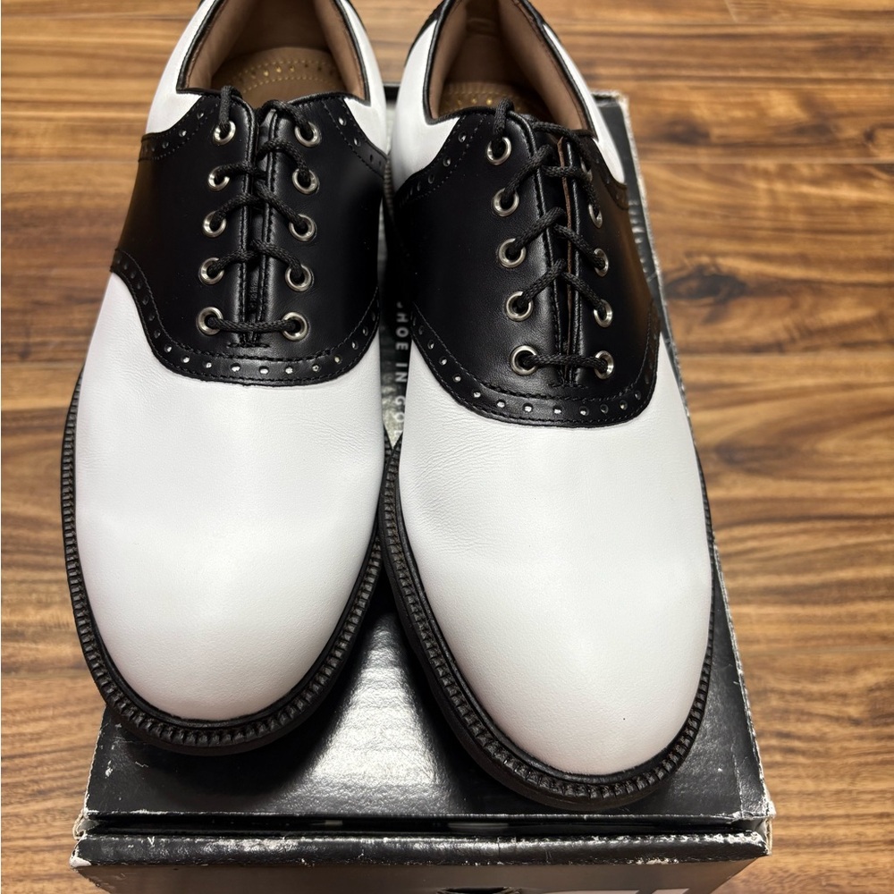FootJoy ICON golf shoe, black and white,  men’s size 7, new in box